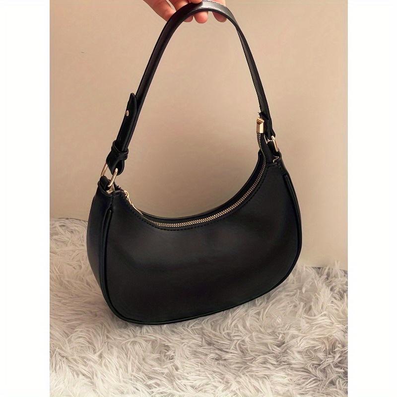 New Fashionable And Simple Crescent-Shaped Bright Surface Shoulder Bag, With A Distinctive Texture And Classic Look That's Suitable