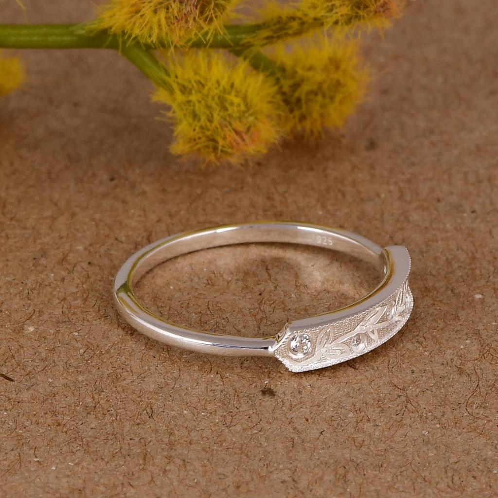 Minimalist Silver Leaf Ring with Cubic Zirconia, Dainty Nature Inspired Band, CZ Stackable Ring, Everyday Jewelry, Gift for Her.