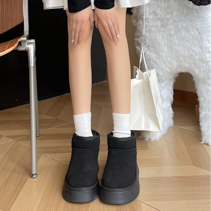 

Флисовые сноубутсы женские на толстой подошве зимние новые меховые интегрированные короткие ботинки утолщенные нескользящие хлопковые туфли 40 чёрный
