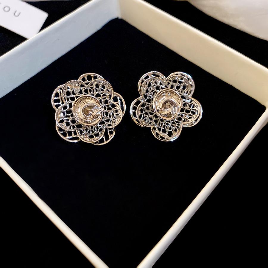 Silbernadel Metall Hohlblütenblatt Ohrstecker - Luxuriöse Europäische & Amerikanische Stil Ohrstecker, Vielseitiges Modeaccessoire.