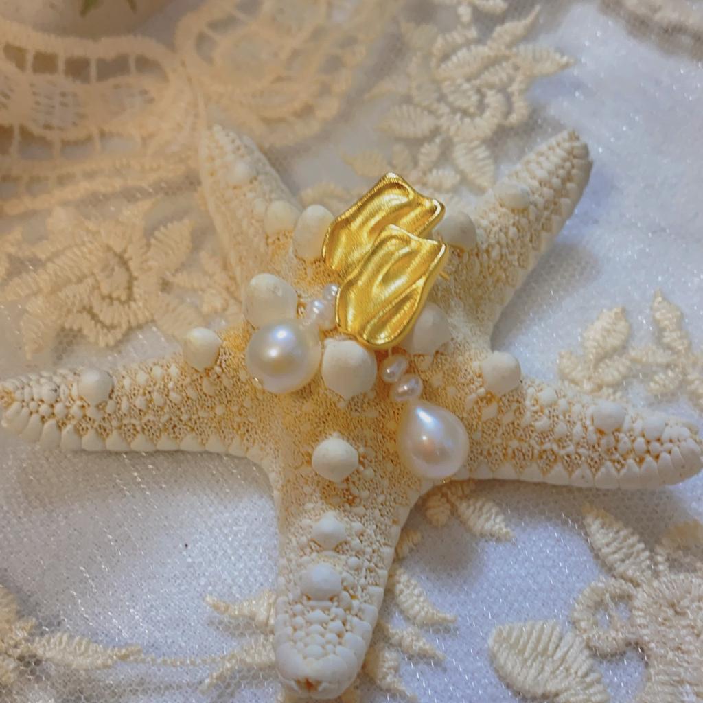 Natural freshwater pearl stud earrings, strong light rice grains, French retro matte pleated earrings, elegant and simple 925 silver needles.