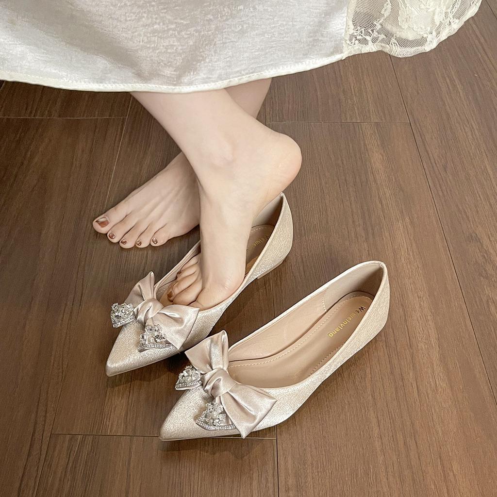 Weiwei Girl 201-2 pointed single shoes women's flat bottom shallow mouth spring and autumn 2025 new temperament versatile soft sole ladyshoes