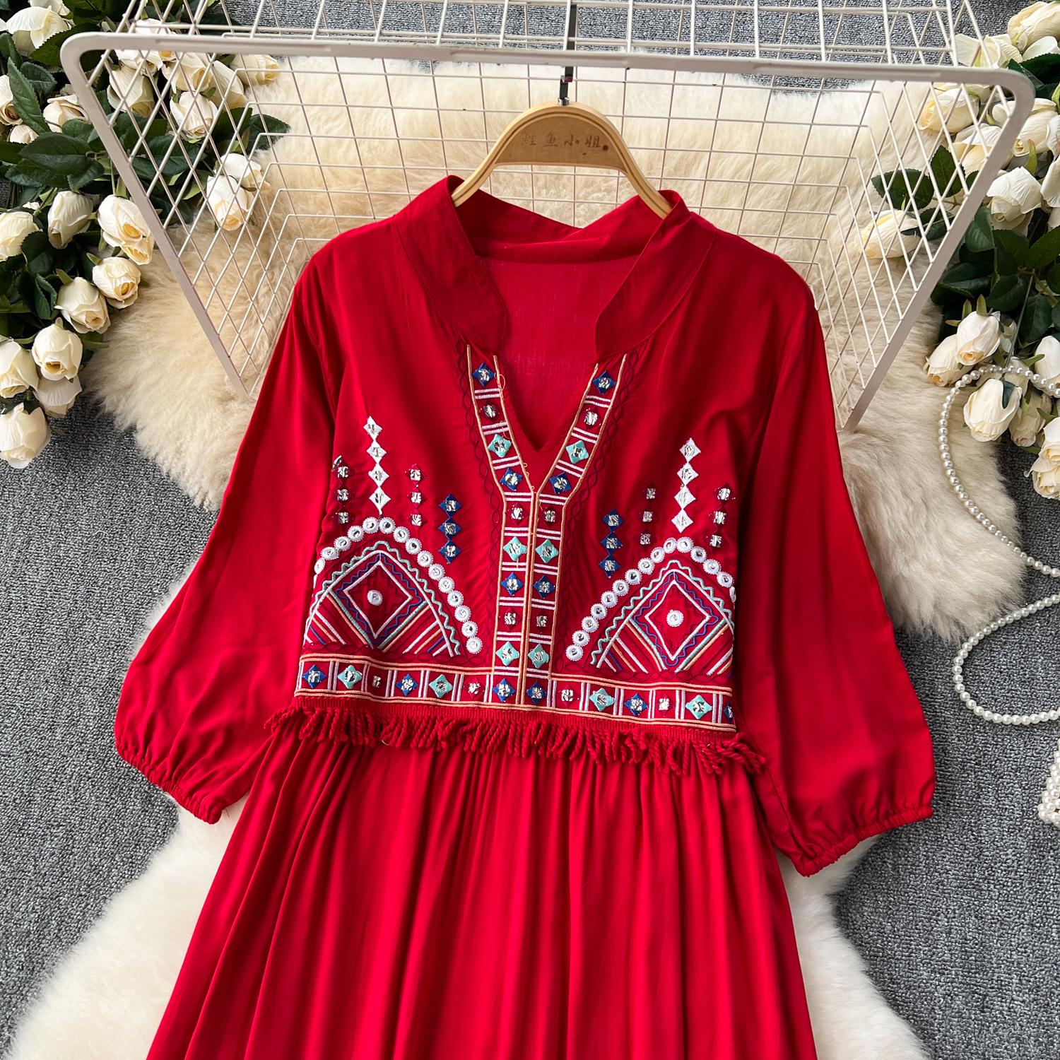 Свободные праздничные платья в этническом стиле с цветочной вышивкой — фото 19