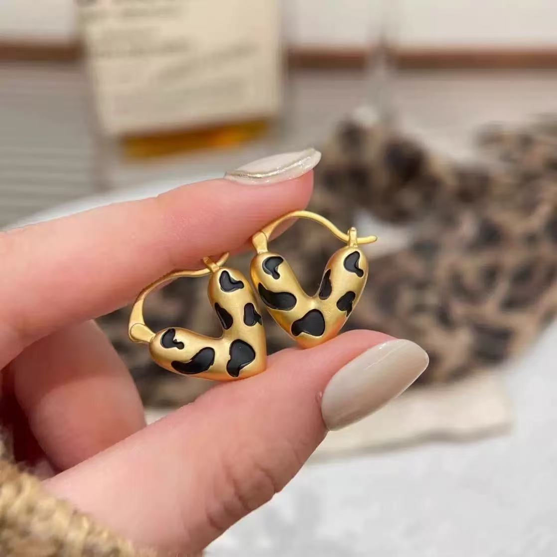 

Модные леопардовые серьги для женщин