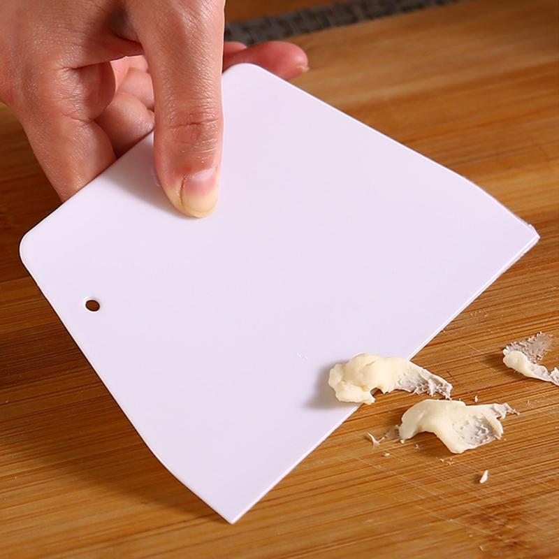 Plastic Flour Scrapers Scraper Baking Tools Dough Knife Cutters Flour Scraper Intestine Flour Scraper 2 Colors to Choose