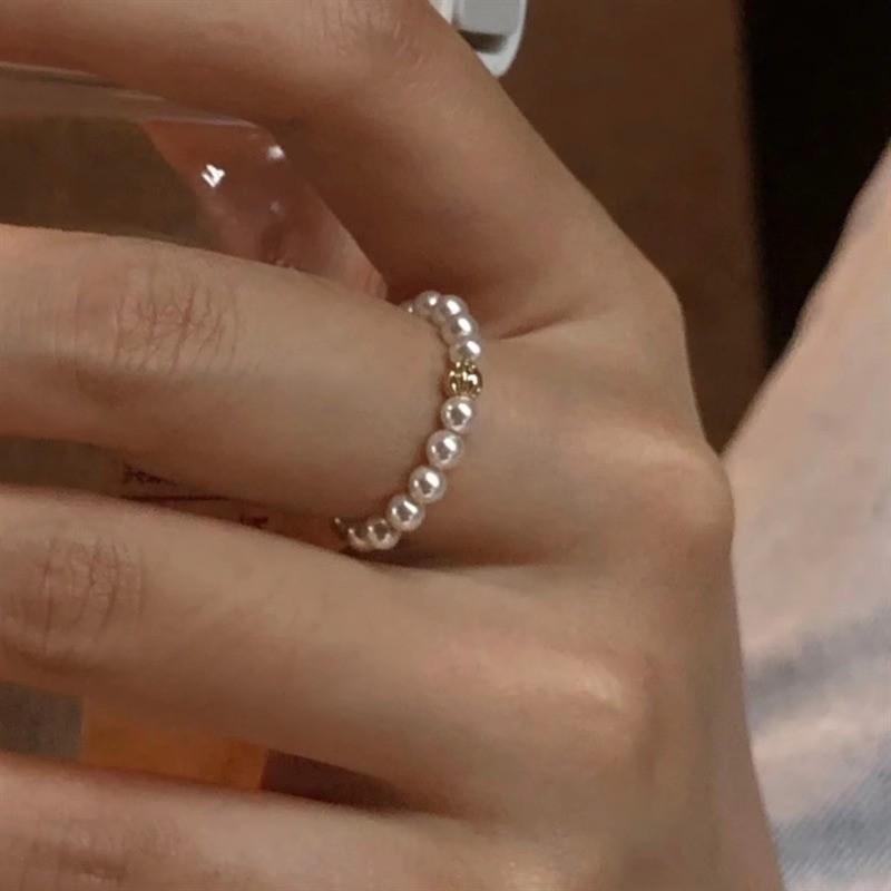 Geometric Classy Pearl Ring For Women With Soft Chain Detailing Perfect For Stylish Casual And Commuter Fashion