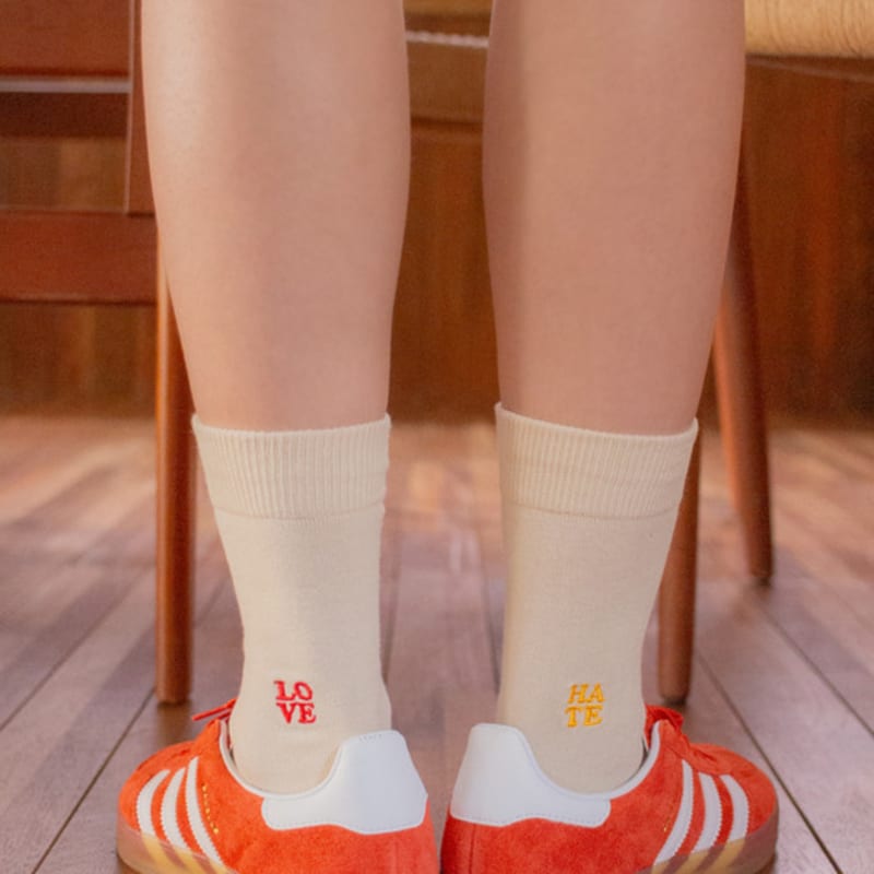 SNOOZY Lovehate Embroidered Socks (Beige)