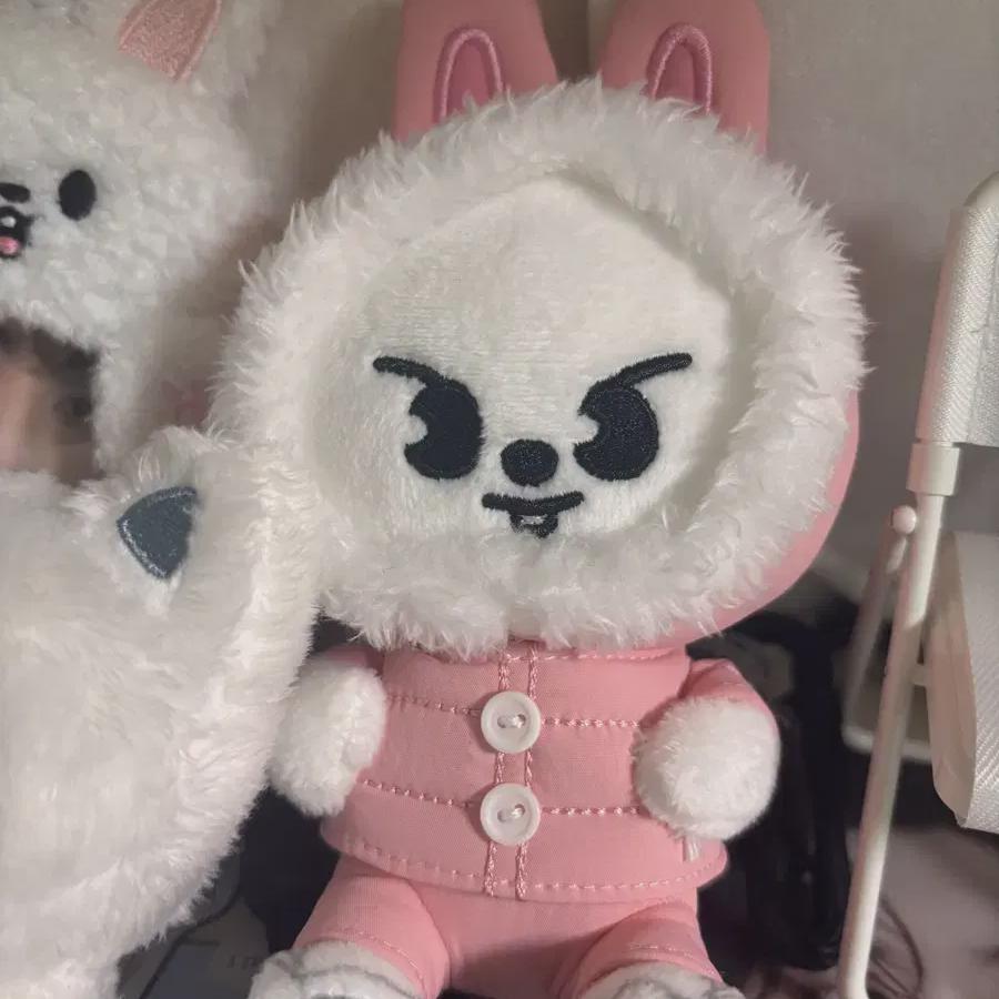 

Straykids Straykids Leeknow Rivet Phone Holder Doll