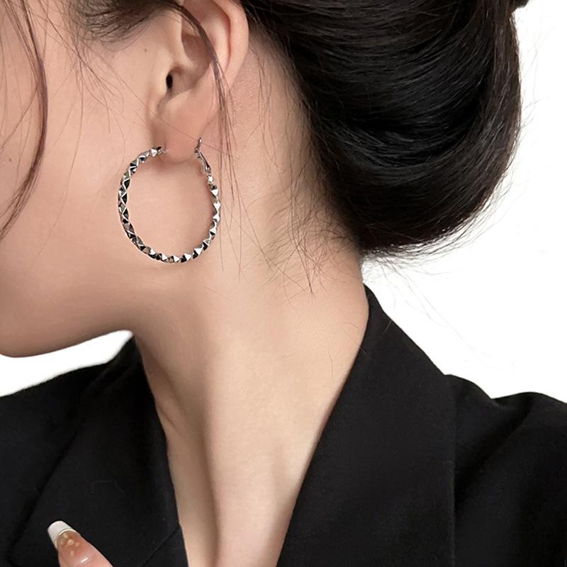 Round geometric prismatic earrings, fashionable commuting, simple and versatile earrings, cold wind temperament earrings, women