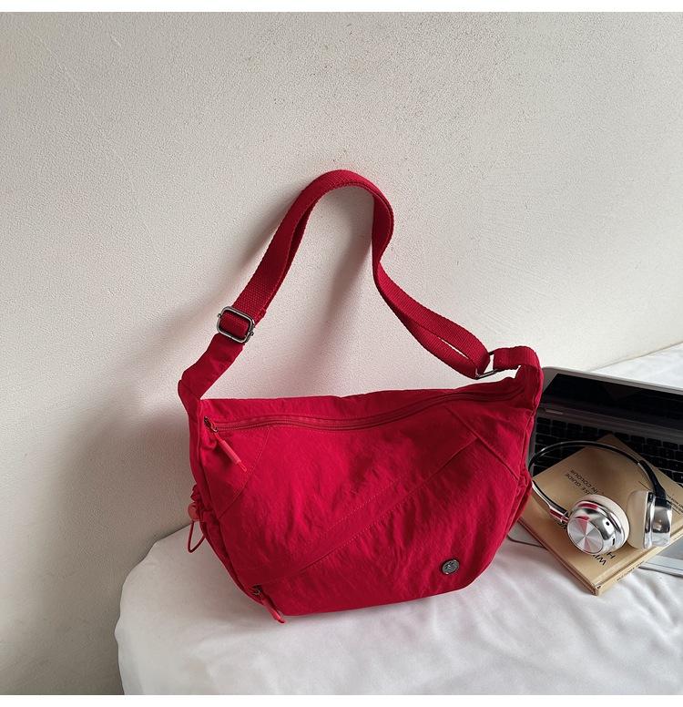 

Korean version of casual and lightweight small bag women s 2025 new fashion niche design messenger bag canvas shoulder bag красный