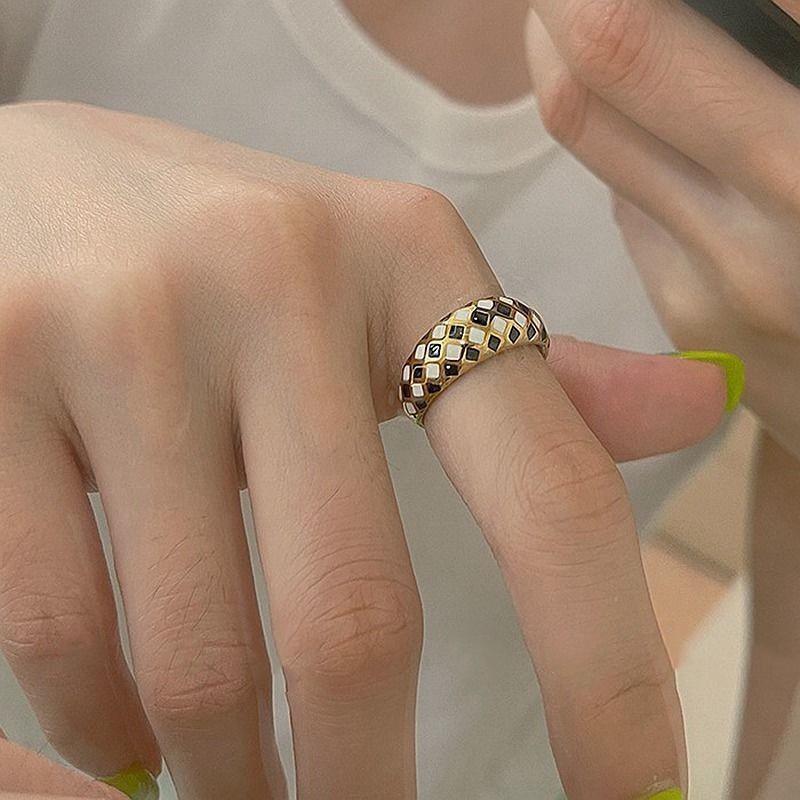 Niche Design Black & White Checkered Open Ring for Women – Simple, Retro, Versatile Style Inspired by European and American Fashion Trends