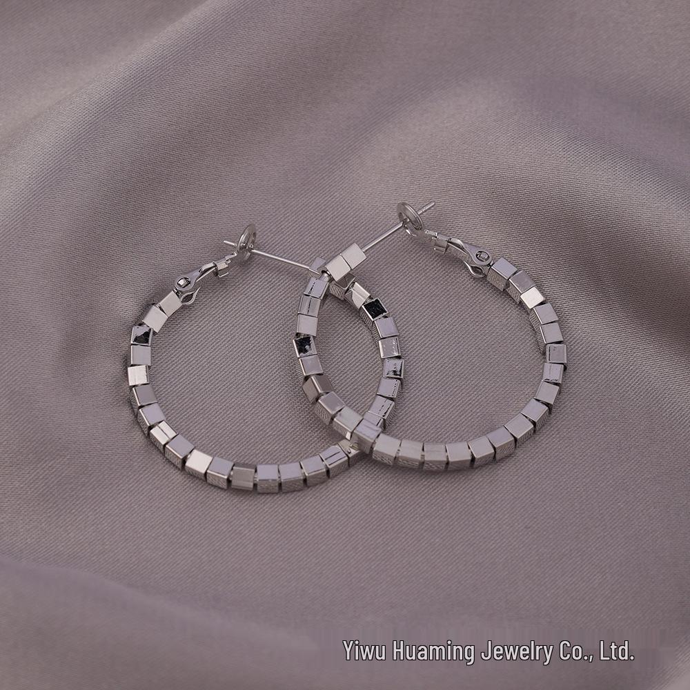 

Модные серьги-кольца из серебра с золотым покрытием и бриллиантами: Универсальные серьги для всех форм лица