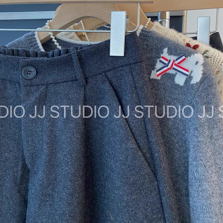 Elegante, hochtaillierte, formende Wollshorts für Damen - Vielseitige graue Bootcut-Hose für den Herbst
