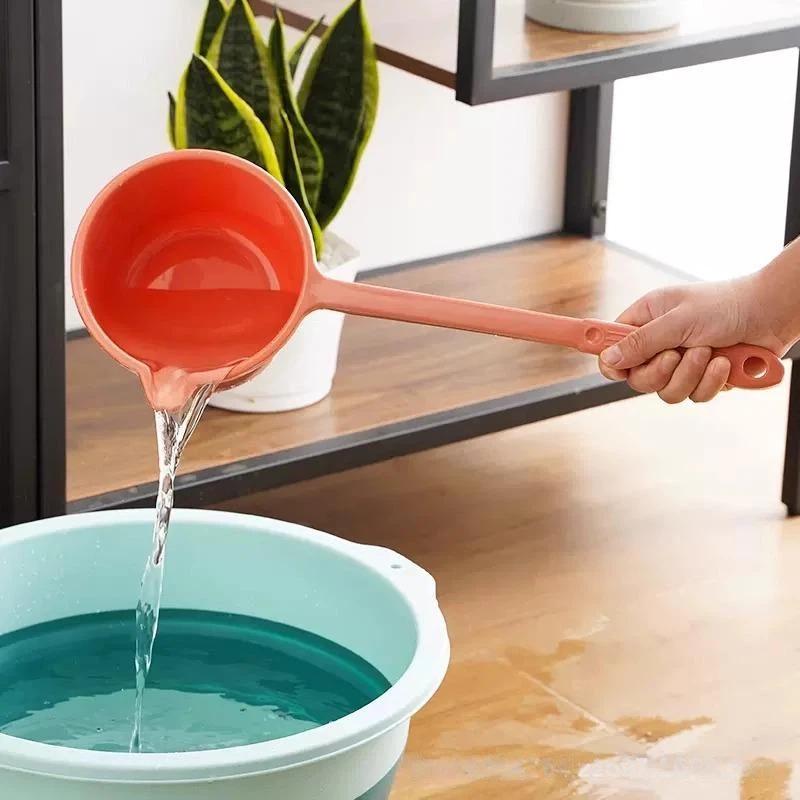 Paletta Acqua a Manico Lungo Mestolo Acqua Multifunzione Secchiello Acqua Grande Capacità Con Beccuccio Per Cucina Bagno Giardino