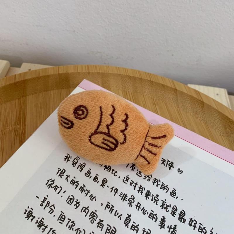 1 Adet Yeni Moda Kış Sevimli Peluş Küçük Balık Sevimli Broş Kadınlar Erkekler Palto Takım Elbise Broşlar Yaka Sırt Çantası Aksesuarları Takı