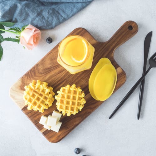 Large Wooden Cutting Board with Handle, Made from Natural Acacia, Lightweight and Eco-Friendly, Stylish Kitchen Board, Perfect for Lunch, Pizza, Bread