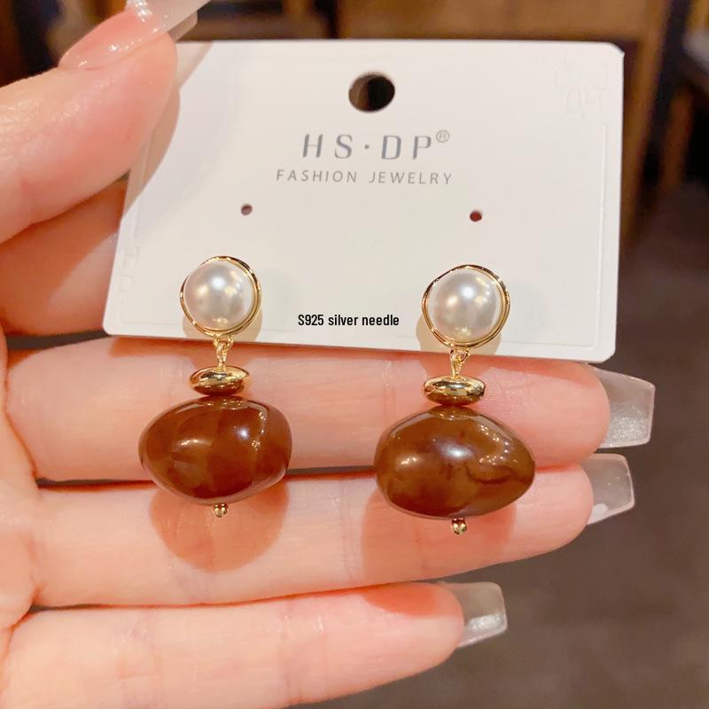 French Retro Caramel Amber Resin Stud Earrings: Minimalist Design for Fashionable Women