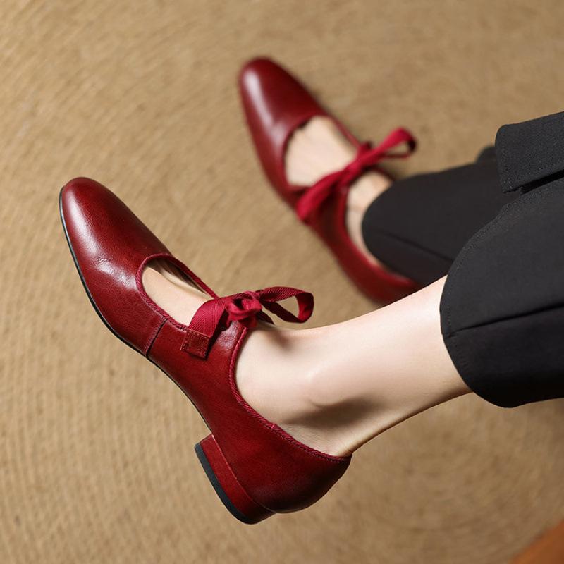 New Women's Casual Low-heeled Small Leather Shoes, Black Foot Cover and One Pedal, Square-heeled Low-top Beef Tendon Soft-soled Women's Single Shoes.