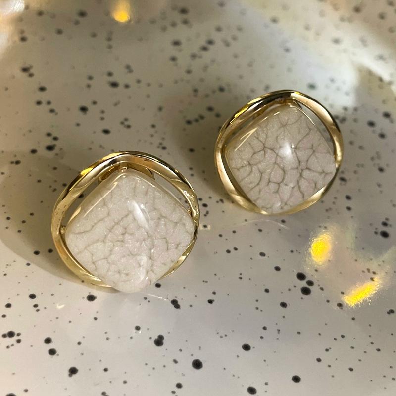 Boucles d'oreilles de luxe tendance 2024 accrocheuses pour femmes: Boucles d'oreilles à clous tendance et polyvalentes pour l'automne et l'hiver