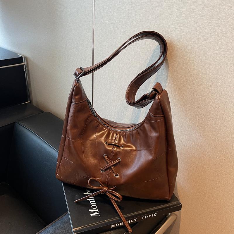 

Autumn and winter retro large-capacity bag women s 2024 new casual versatile messenger bag commuter shoulder armpit bag темно-коричневого кольору