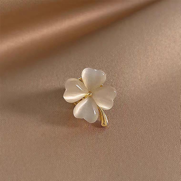 Japanese Cute Minimalist Smiling Face Brooch: Elegant Women's Anti-Exposure Neckline Pin