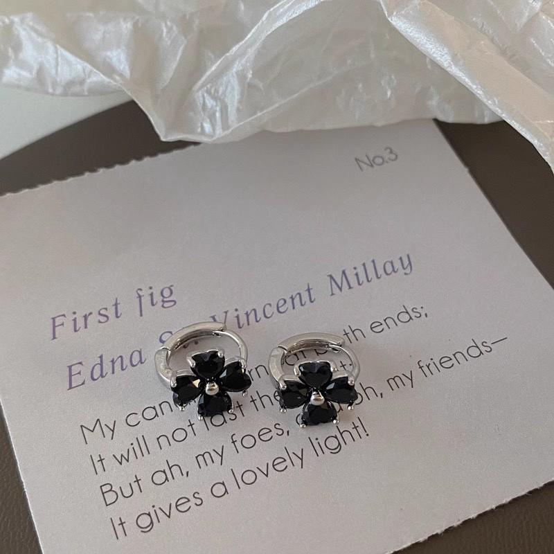 

Корейские черные серьги-цветы-четырехлистники класса люкс