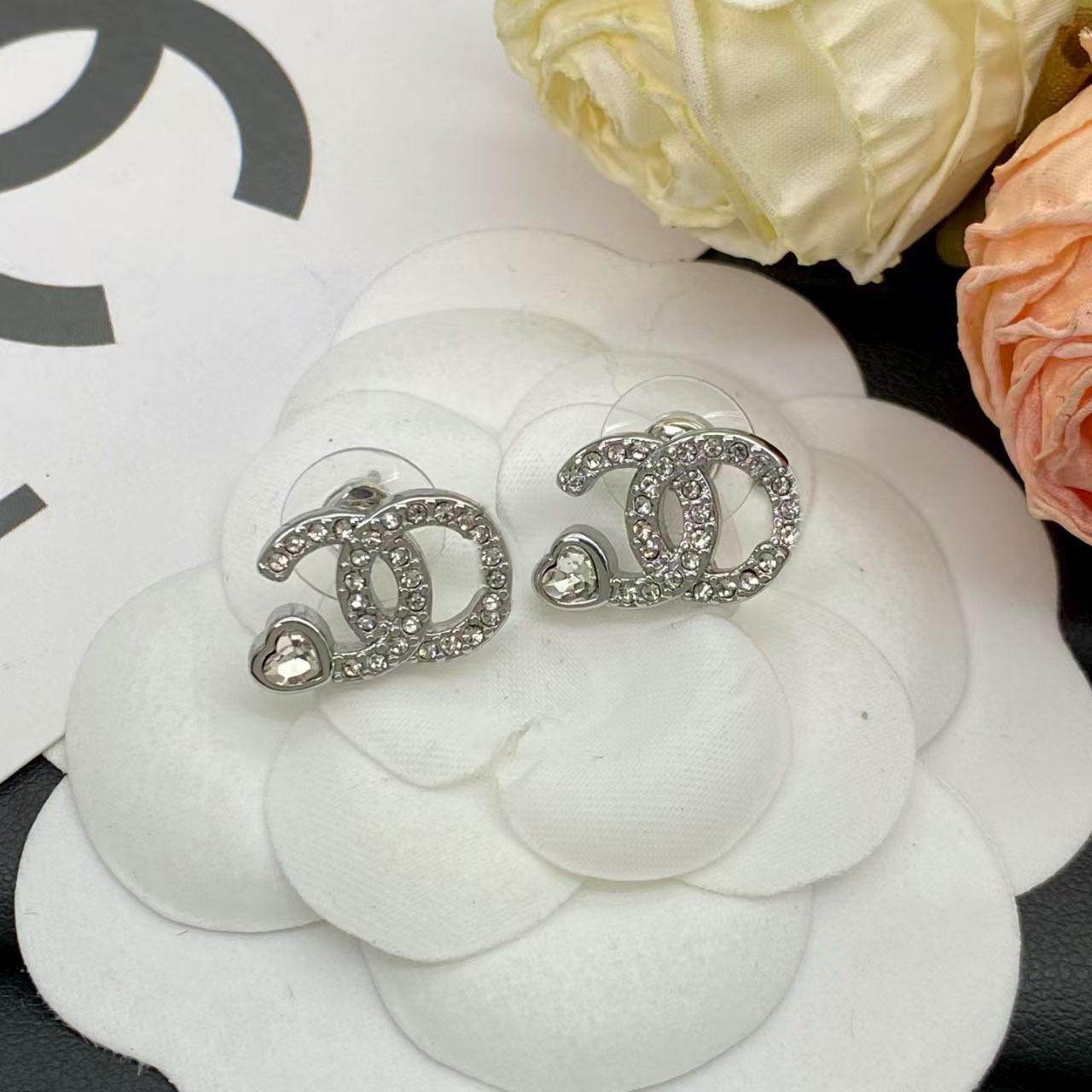 Серебряные серьги-гвоздики Xiangjiejie 2025: Нишевый дизайн с высоким закалом