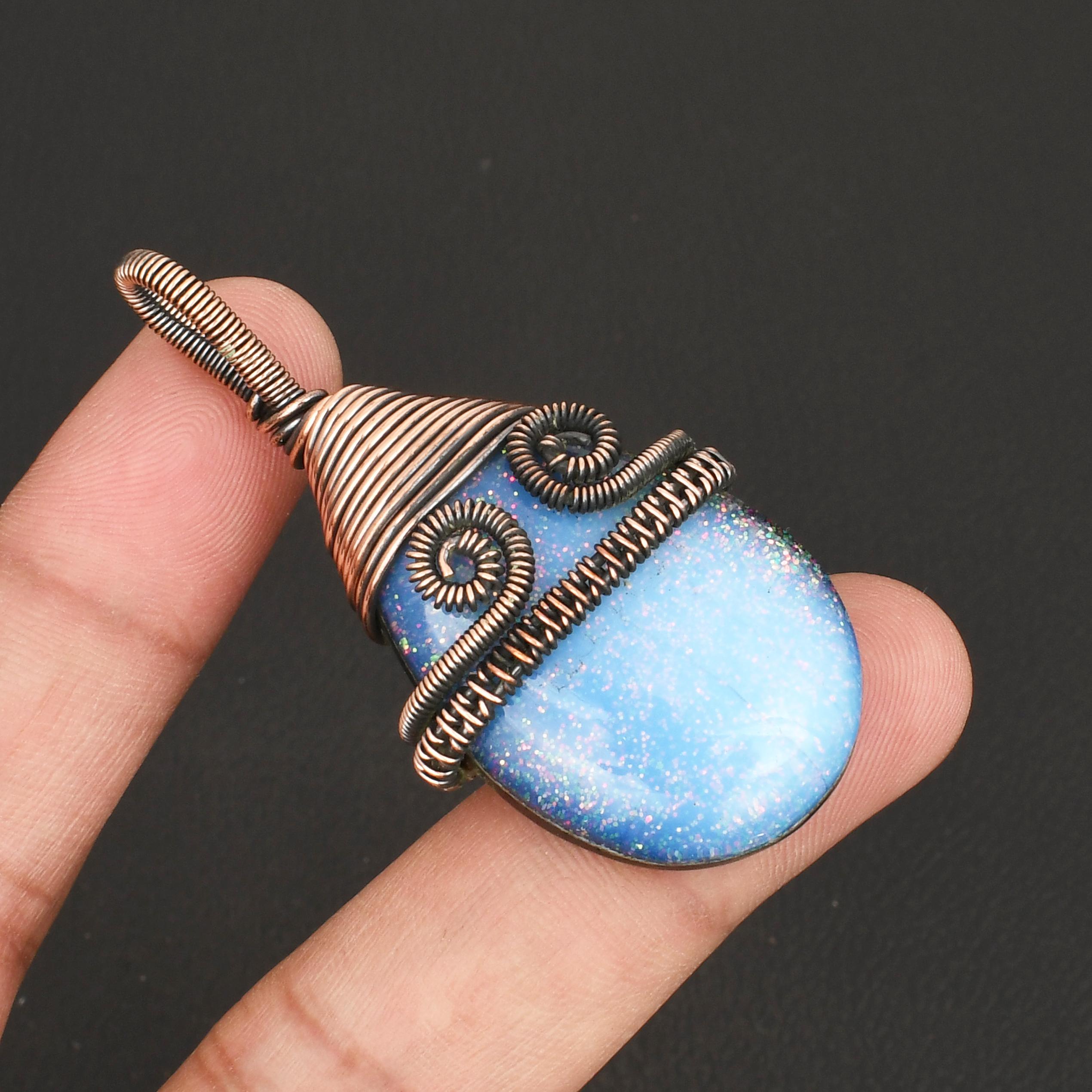 

Уникальный подвес ручной работы из медной проволоки с синим опалом-дублетом. Эфирное небесное ювелирное изделие. Подарок.