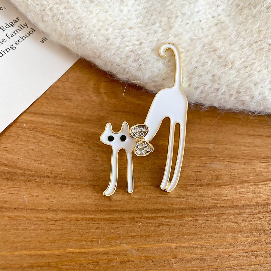 Diamond dripping kitten brooch creative cartoon cute pin clothing accessories