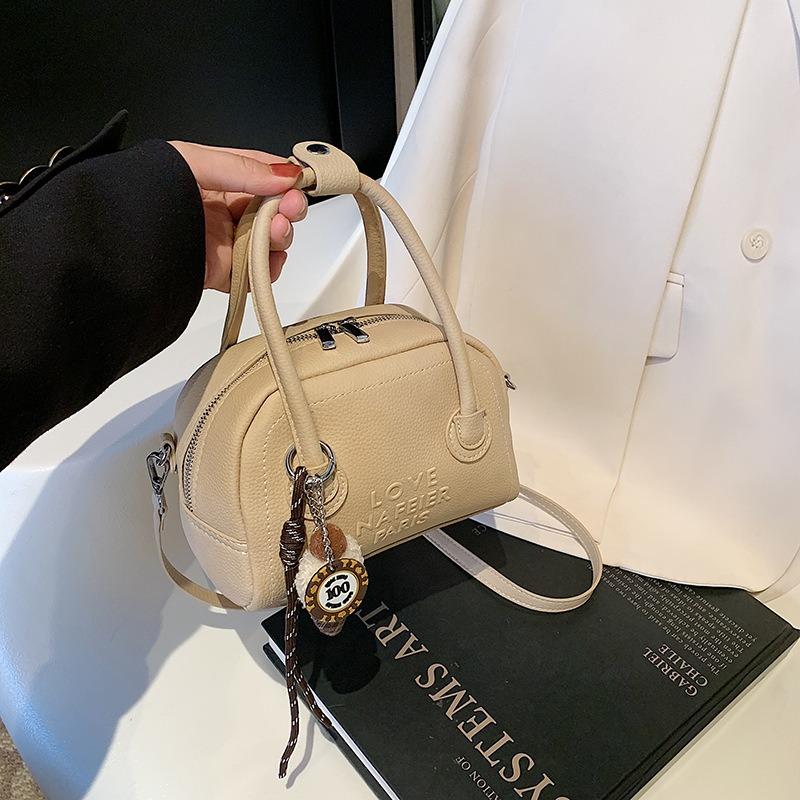 Small bag women's autumn and winter new versatile shoulder messenger bag fashionable and popular portable pillow bag