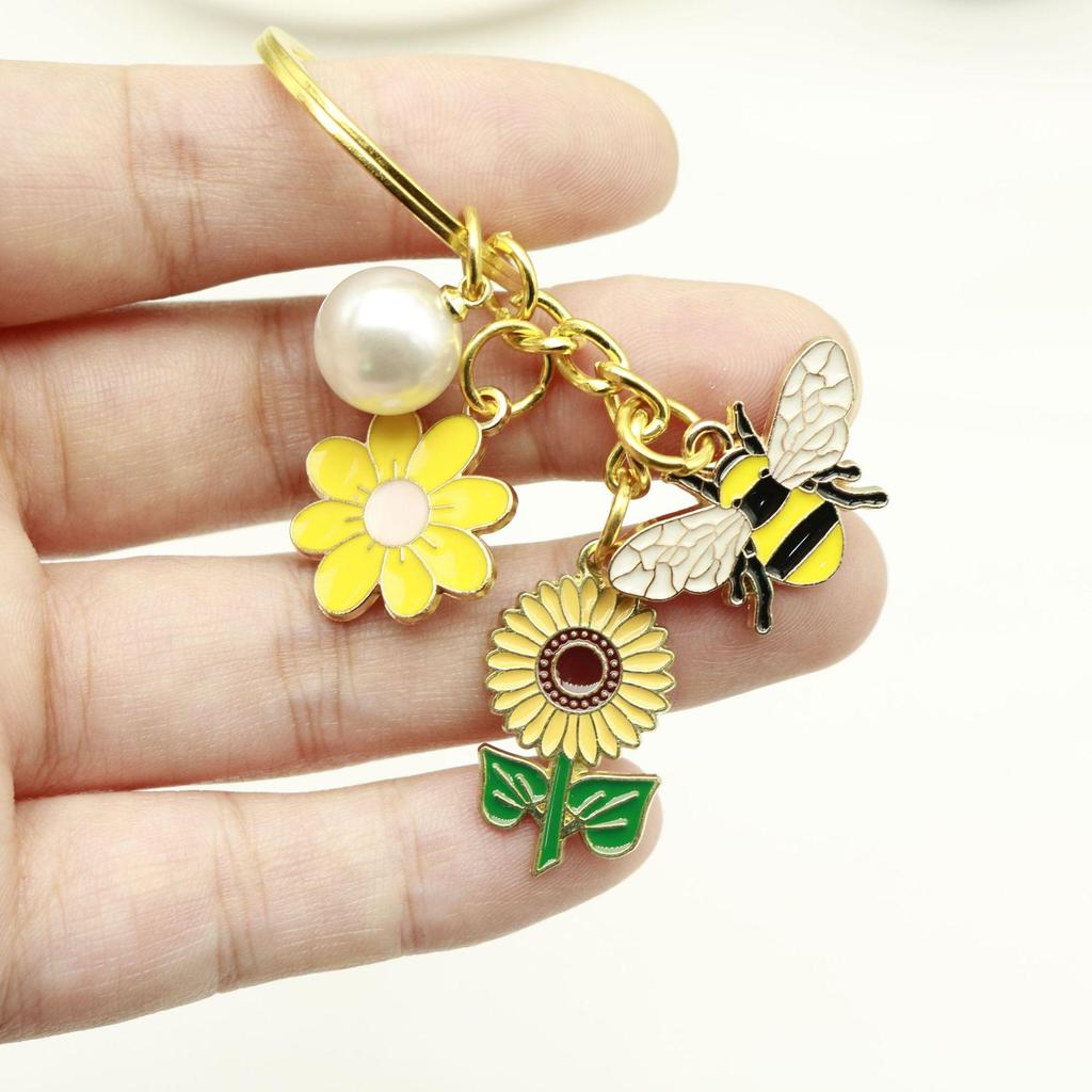 Charming Daisy Honey Pendant Keychain - Pastoral Style Accessory