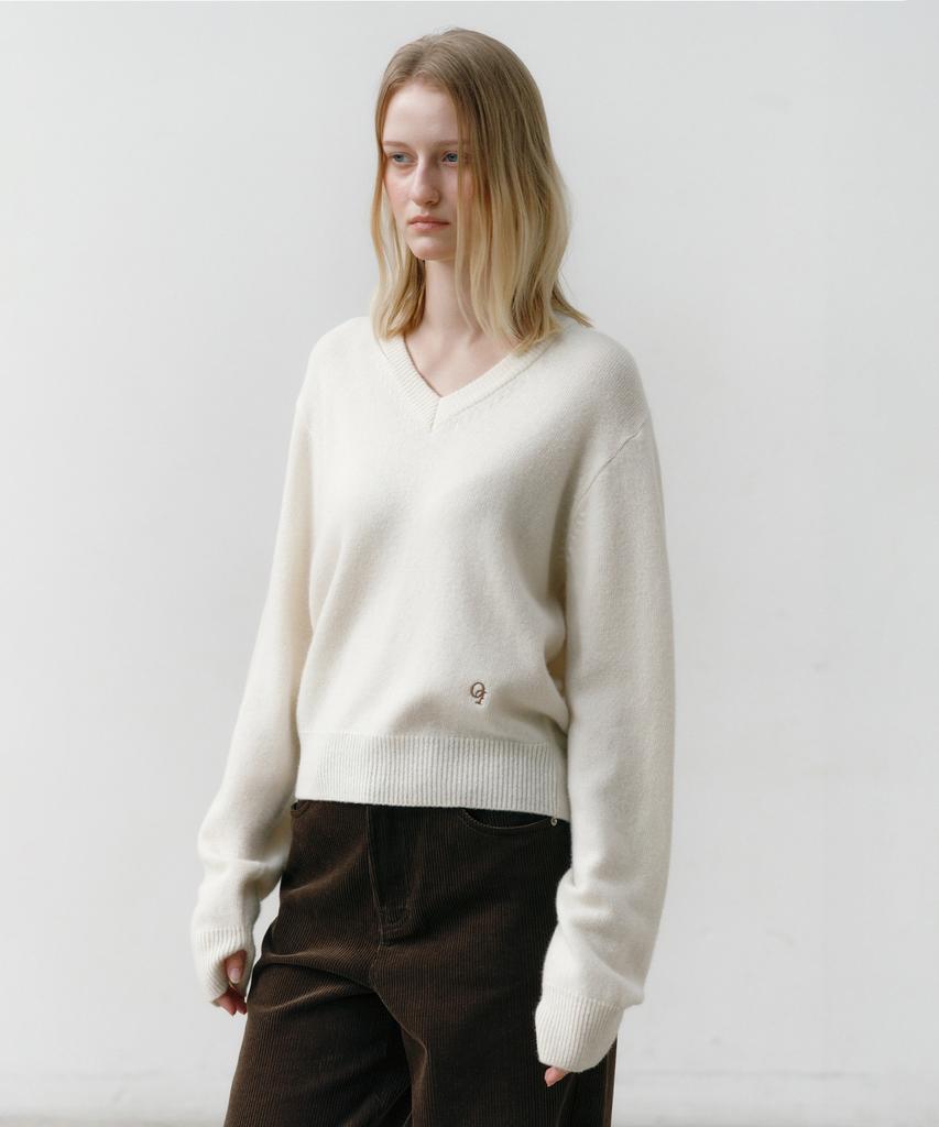 OSTKAKA Essential V-Neck Pullover Ivory