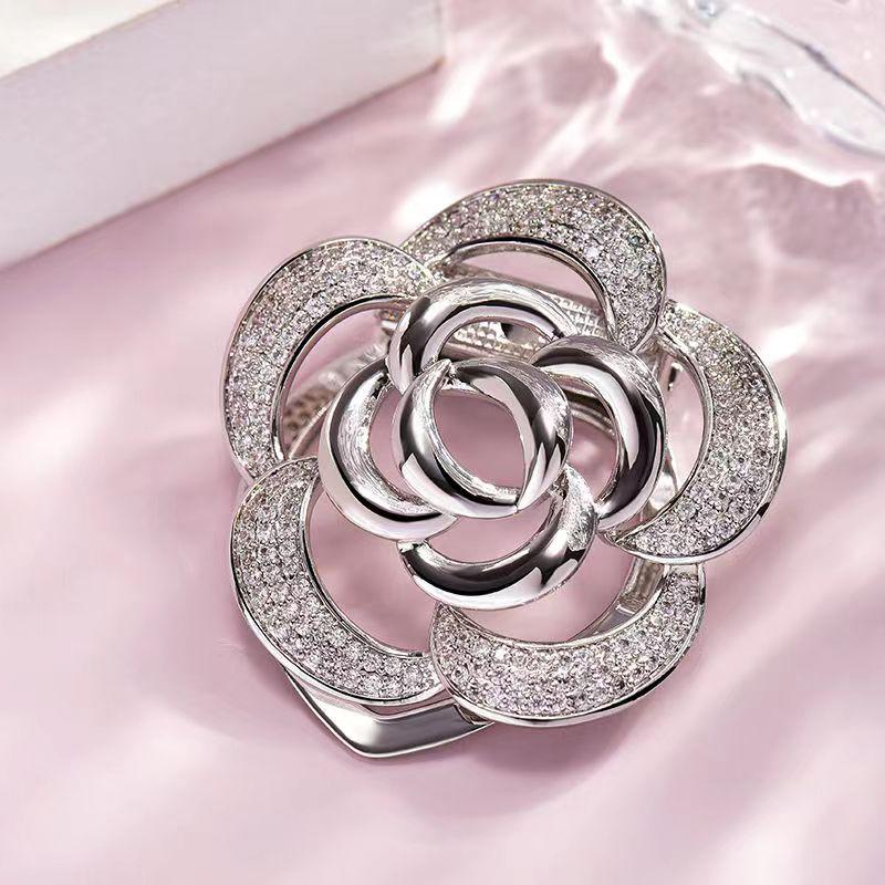 

Роскошная брошь-зажим для шарфа двойного назначения: Изысканная пряжка-узел и клипсы золотой