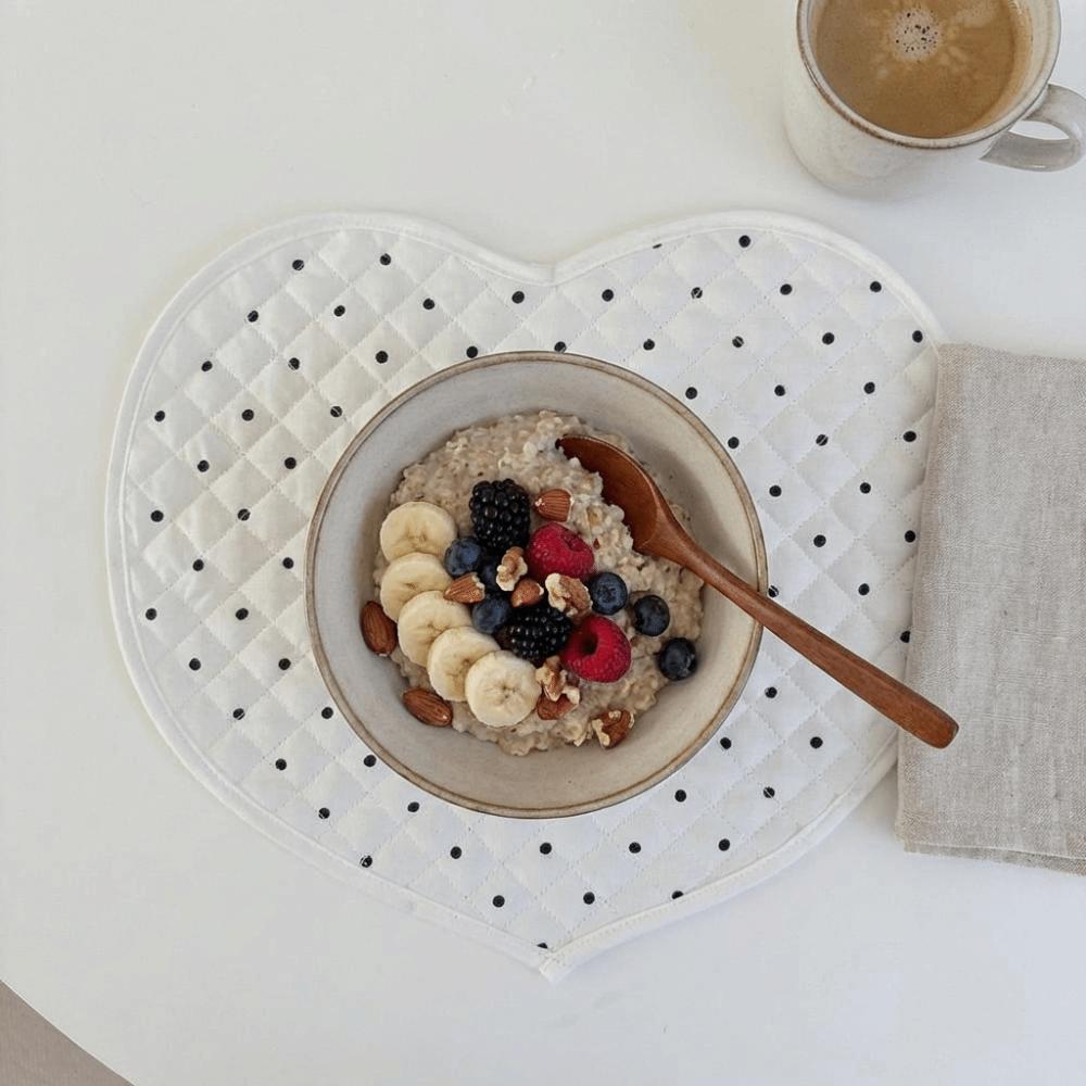 Waschbarer herzförmiger Schüsseluntersetzer Romantischer Untersetzer Tragbare gesteppte Matte Foto-Requisiten