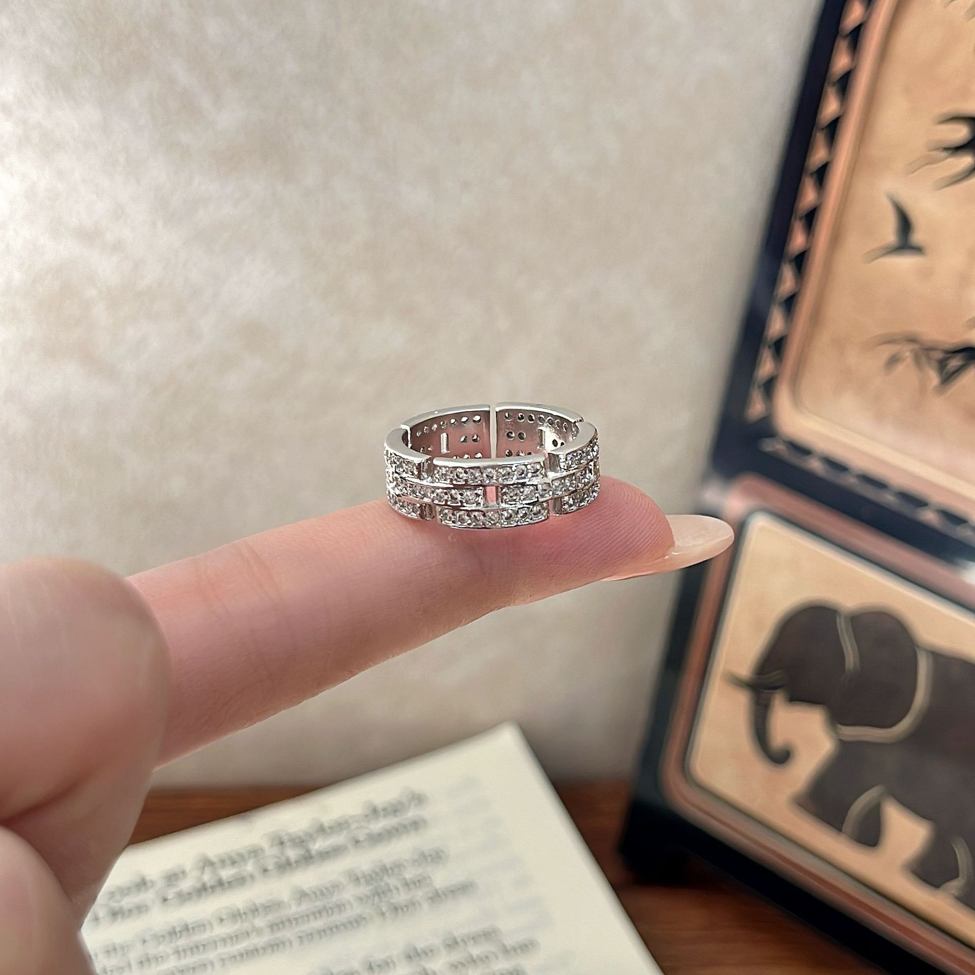 

Кольцо с жидкими нерегулярными драгоценными камнями, инкрустированное открытым способом One Size серебряный