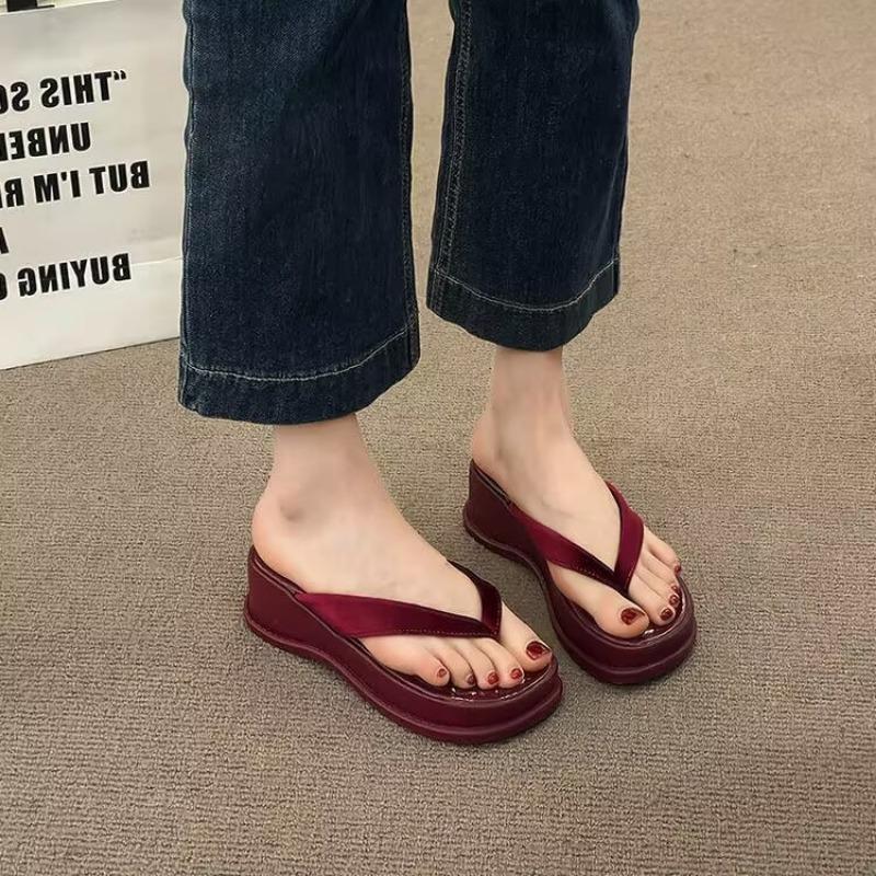 Нові шльопанці на товстій підошві для літньої моди, модні та елегантні для носіння на вулиці, з казковим стилем, на танкетці та круті сандалі