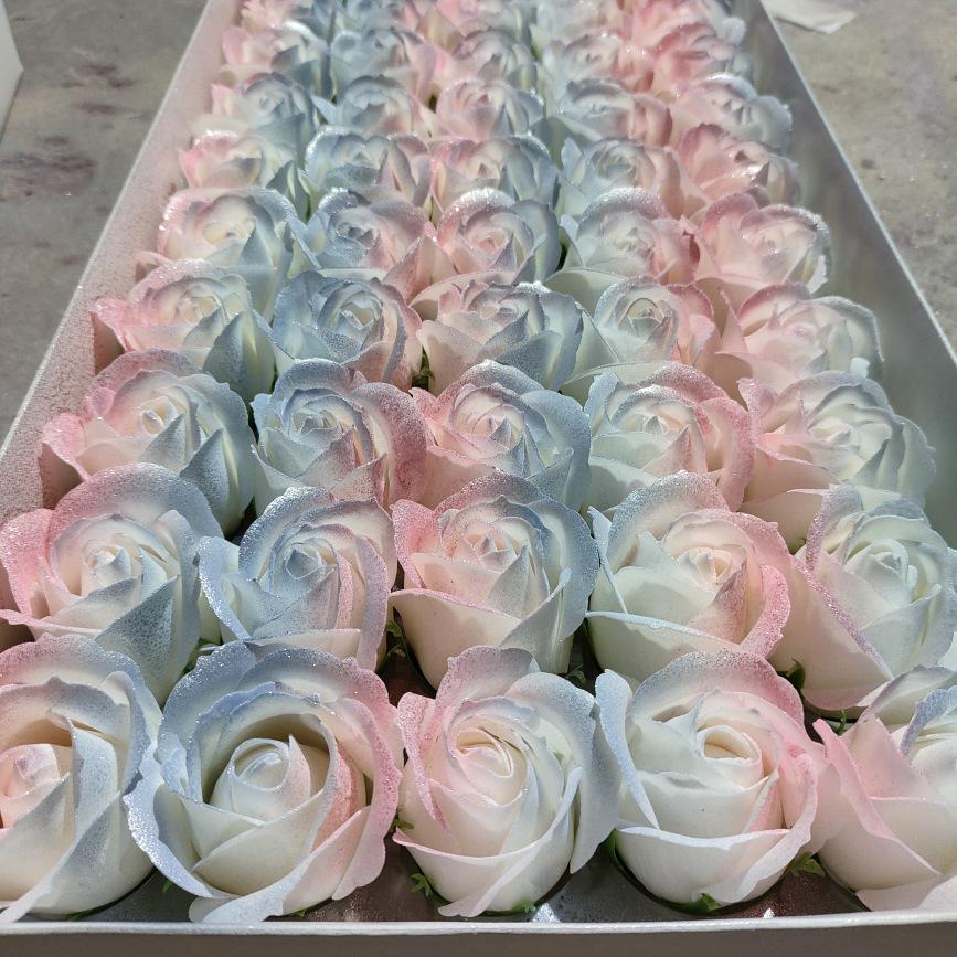 Eisblaue dreilagige Rosen-Seifenblume mit Basisstütze - DIY handgefertigte florale Materialien