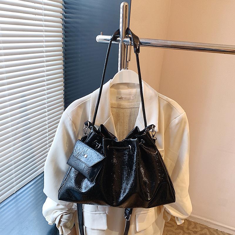 

Bags Women s New Large Capacity Daily Commuter Versatile Messenger Bags Soft Leather Relaxation Bucket Bags чёрный