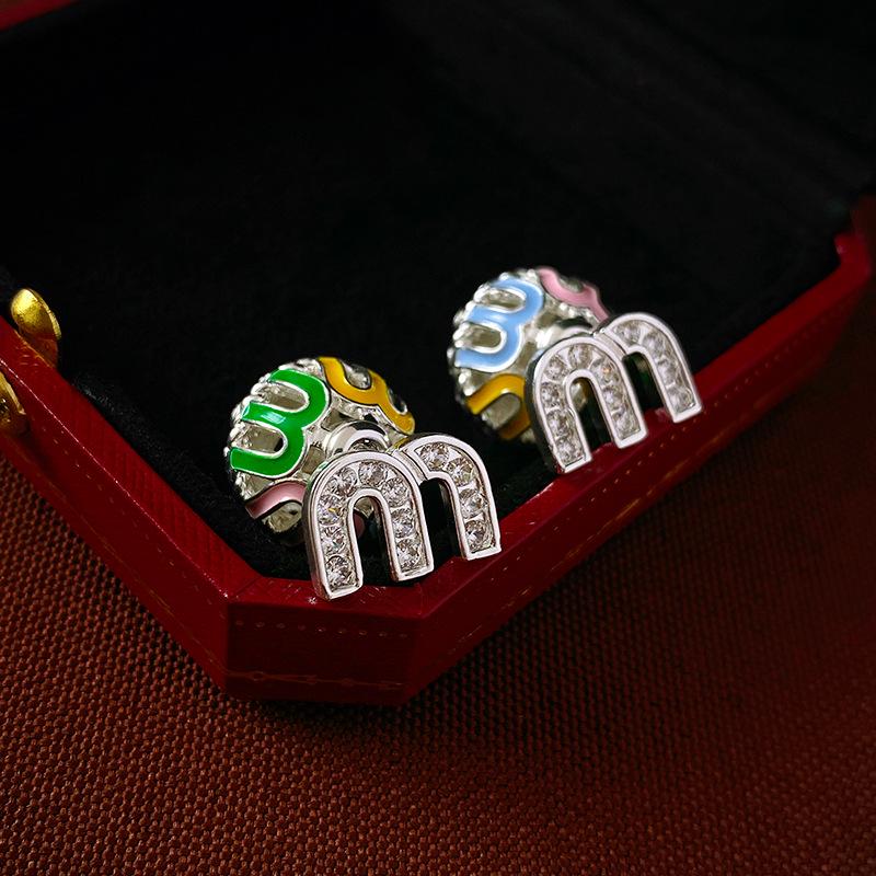 Cercei Stud cu Ac Argintiu cu Litera Zircon M - Lux Ușor, Stil Atemporal