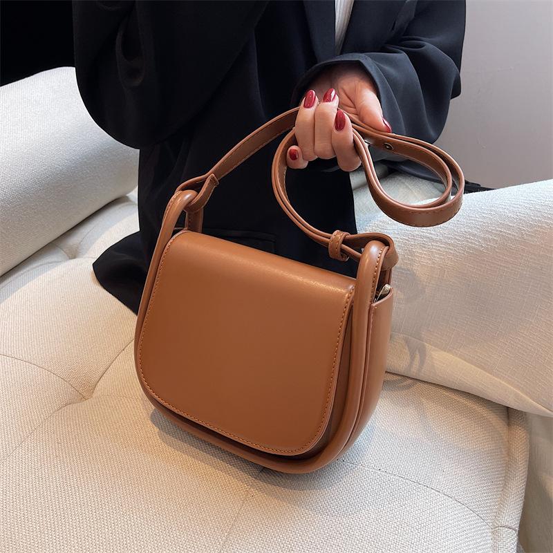 Korean version of exquisite versatile saddle bag niche design shoulder bag temperament commuter messenger bag tide