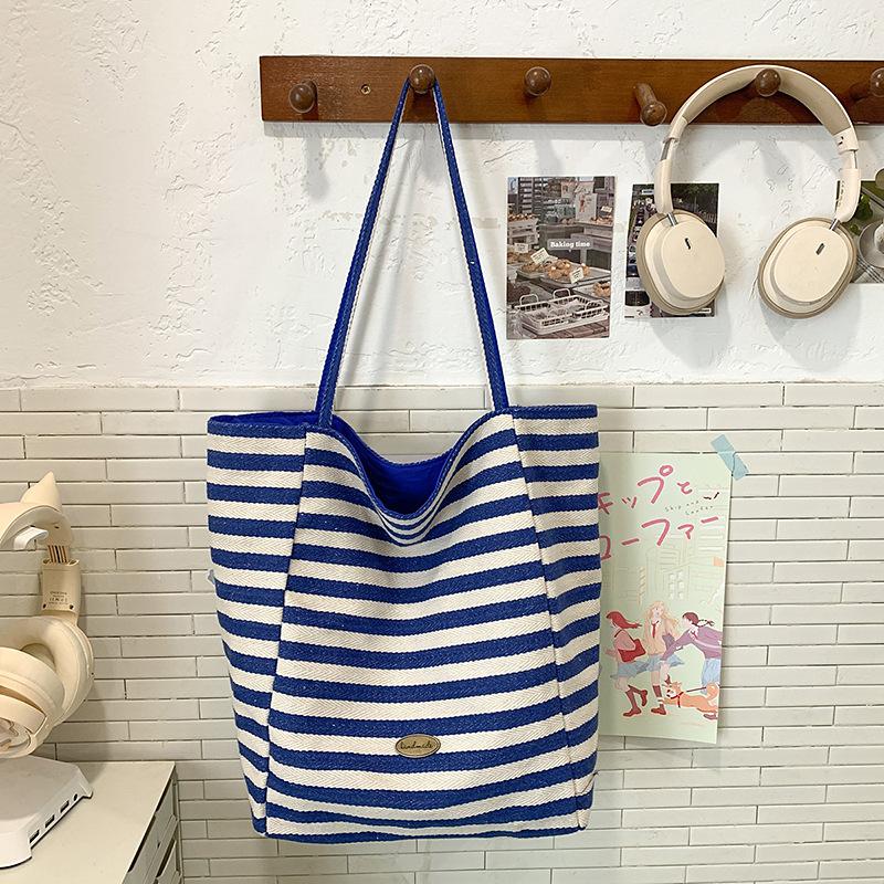 New Large-capacity Simple Shoulder 2025 Light Commute Leisure Foreign Trend Fashion Niche Design Tote Bag