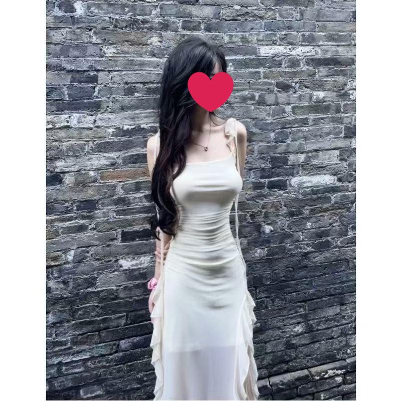 

Жіноча літня сукня на бретелях-спагеті в пікантному солодкому стилі – пишний рукав, приталена талія, сітка, нерівний поділ S бежевий