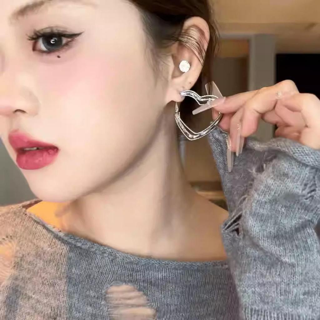Chic Exaggerated Heart-Shaped Stud Earrings - Sweet, Cool Style with Unique, High-End Design