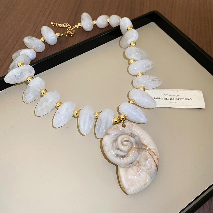 European and American color acrylic shell beaded necklace design sense collarbone chain exaggerated necklace women