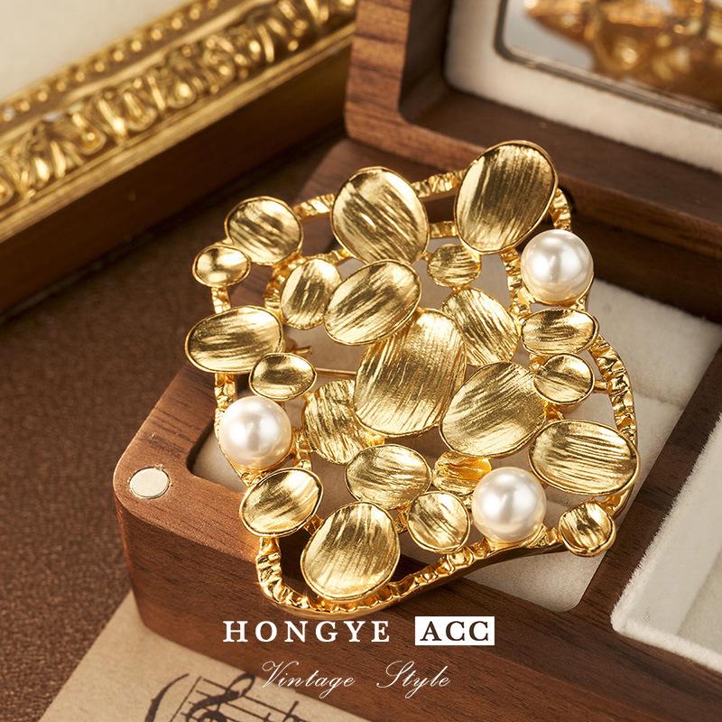 

Винтажная брошь высокого класса с золотой жемчужиной - Нишевый дизайн, ювелирный аксессуар 18 Karat Gold