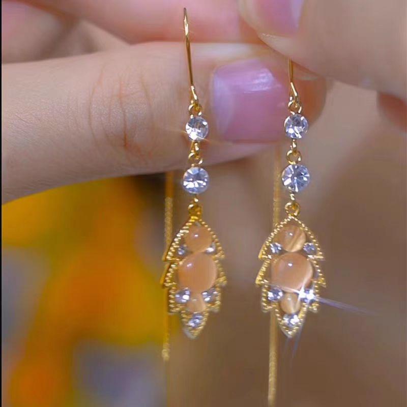 

Design sense tassel leaves anti-lost earrings women, temperament versatile long earrings Internet celebrity earrings
