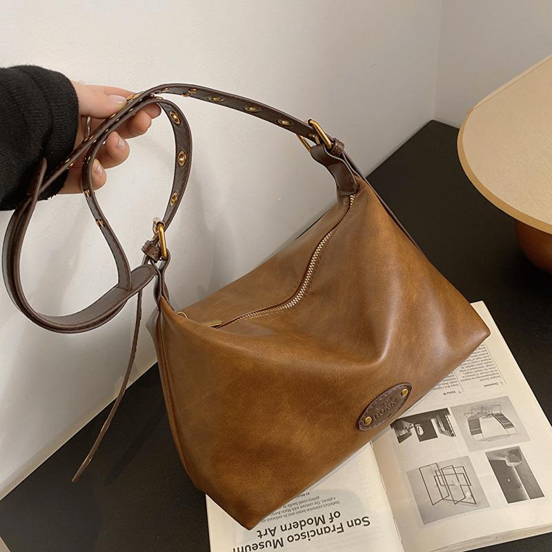 Retro fashion underarm bag women's new 2023 autumn and winter simple versatile tote bag high-end commuter shoulder bag