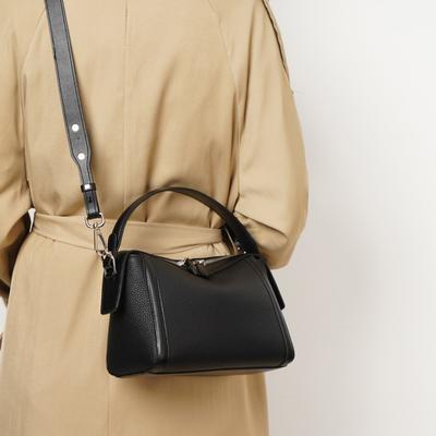 The First Layer of Cowhide 2025 Niche Cowhide Has a Simple Texture and a New Feel. Shoulder Messenger Bag Design Is Genuine Leather.