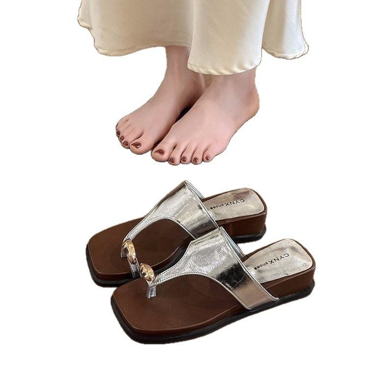 Dicksohlige Fersenbedeckung Zehenfreie coole Hausschuhe Damen Sommerbekleidung 2025 neue Modelle mit Röcken Strandsandalen Zehensandalen