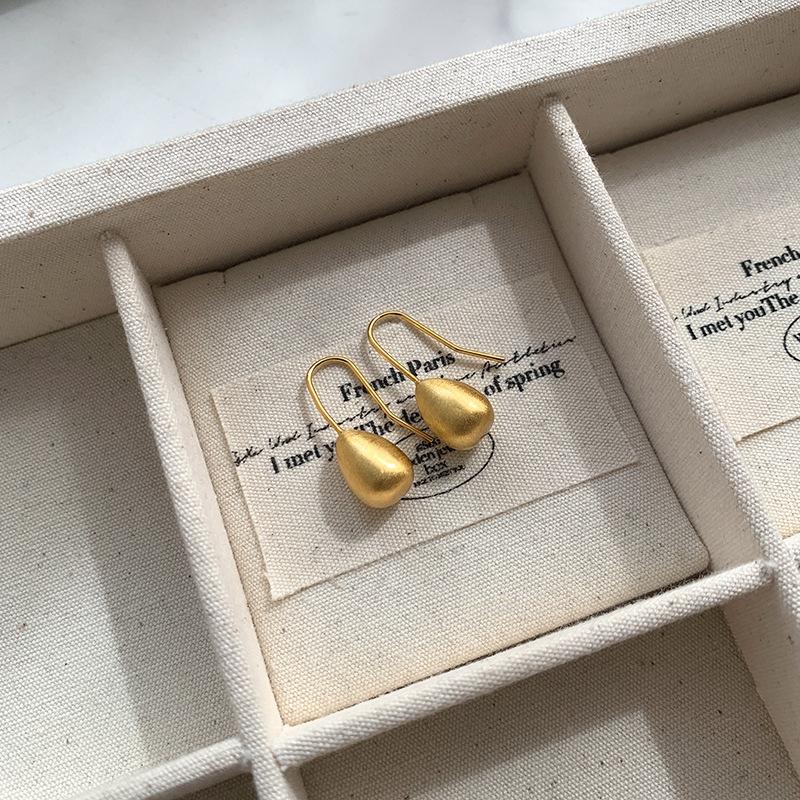 

Niche design cold wind and water drop shape simple earrings retro brushed j fine throwing fashionable temperament daily earrings